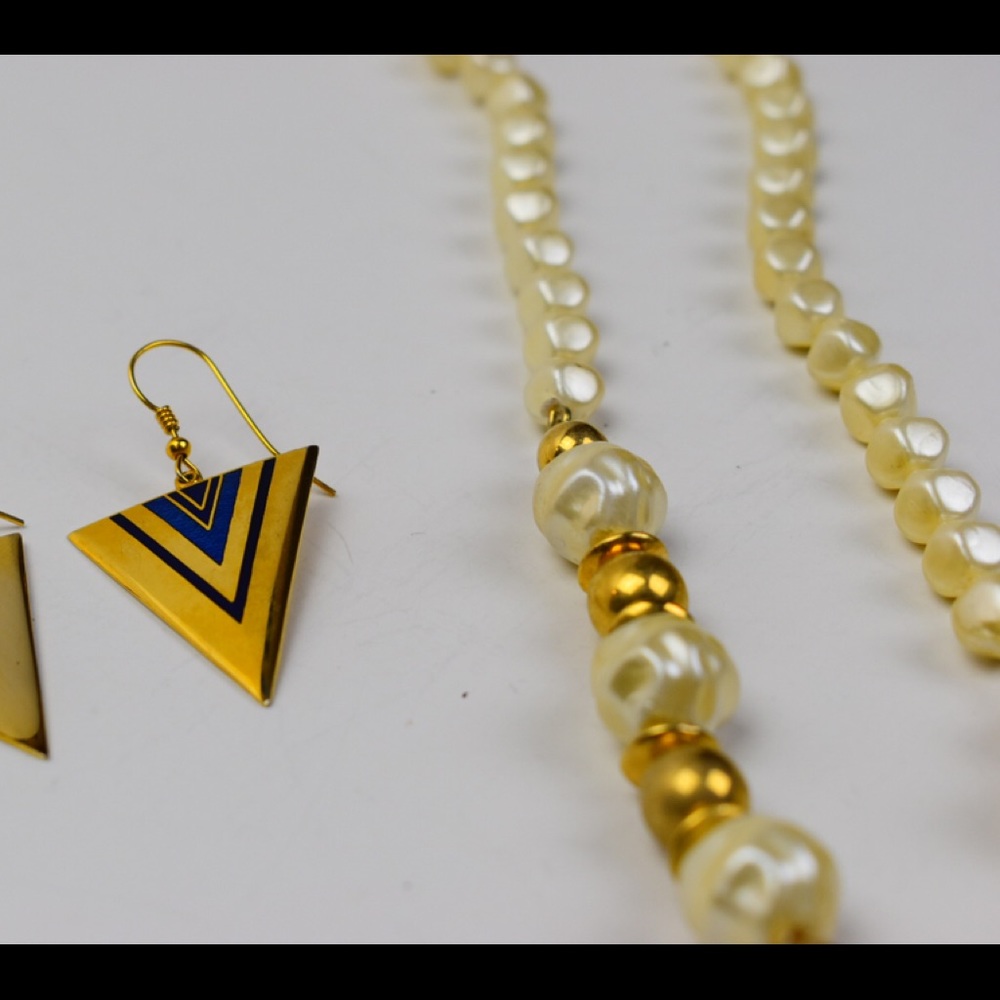A necklace and earrings special